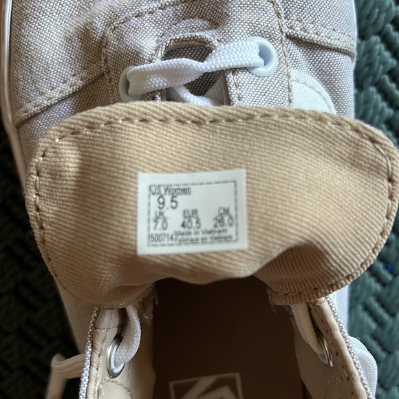Women’s VANS - Picture 4 of 6